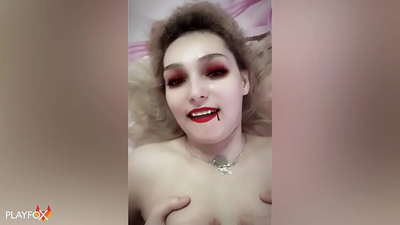 Ivan Helsing dia manadala vampira sexy ary tonga amin'ny borikiny